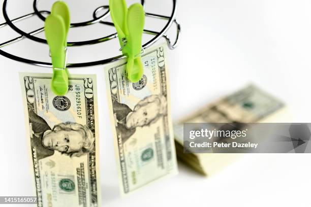 counterfeiting dxollae bills - money-talks-englische-redewendung stock-fotos und bilder
