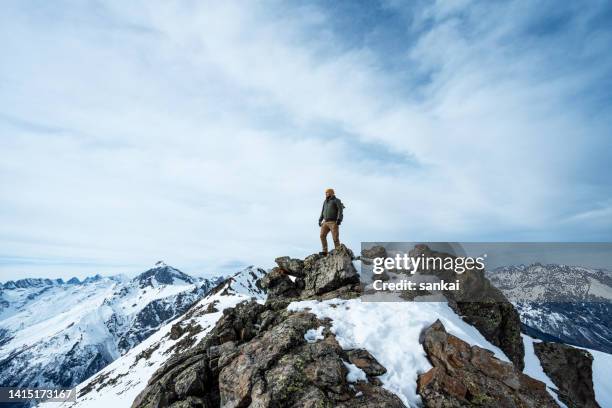 les hommes se tiennent au sommet de la montagne enneigée - montagnes du caucase photos et images de collection