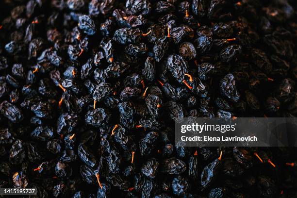 beautiful texture of natural raisins, top view - rosine stock-fotos und bilder
