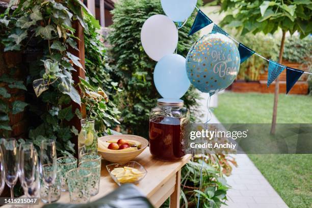 surprise baby shower party - cha de bebe imagens e fotografias de stock