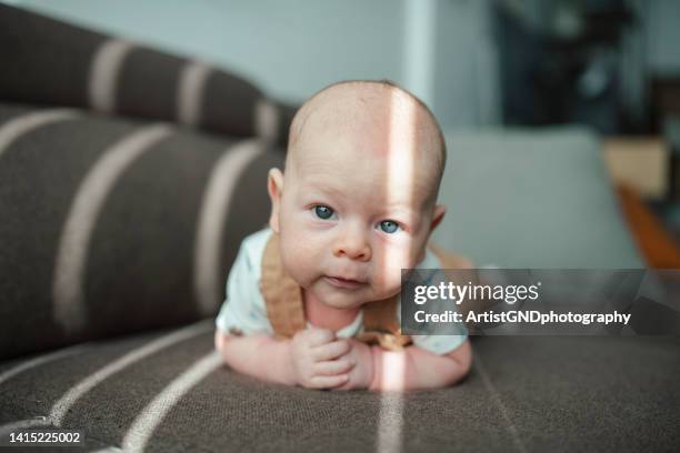 ritratto di un bel bambino. - soltanto un neonato maschio foto e immagini stock