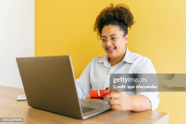 mujer de compras en línea en portátil - chubby credit fotografías e imágenes de stock