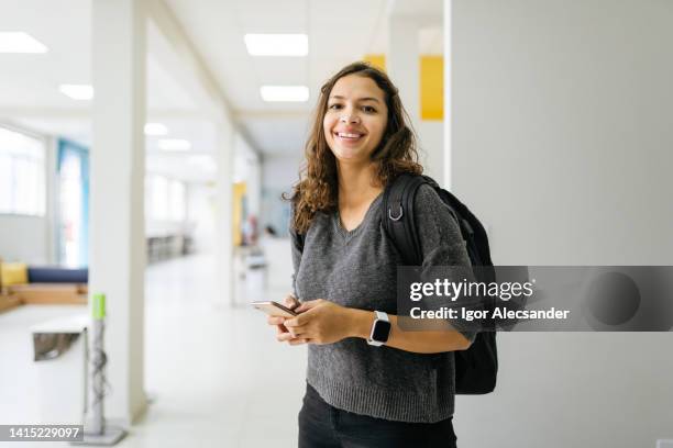 porträt eines lächelnden college-studenten - weibliche figur stock-fotos und bilder