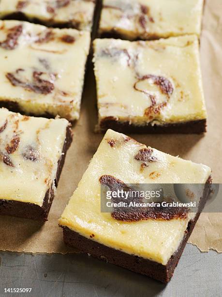 cheesecake brownie - brownie stock-fotos und bilder