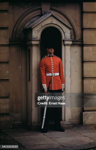 Grenadier Guard sentry outside Buckingham Palace, London, circa 1960.