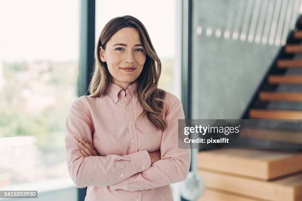 geschäftsfrau steht neben einer treppe - business portrait stock-fotos und bilder