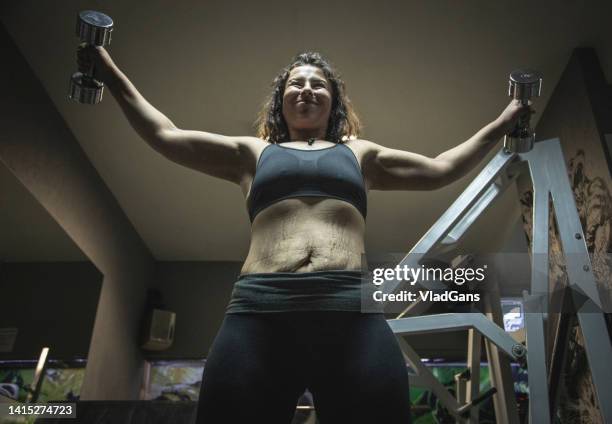 mujer con cuerpo positivo haciendo hombro - estrias fotografías e imágenes de stock