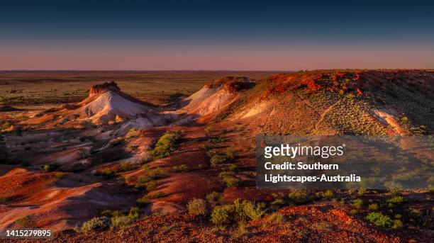the colourful and dramatic hill formations of the breakaways, near coober pedy, in south australia. - クーバーペディ ストックフォトと画像