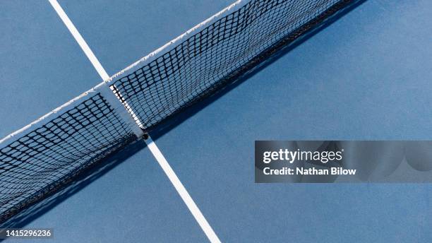 sports gear without people - tennis court top view stock-fotos und bilder