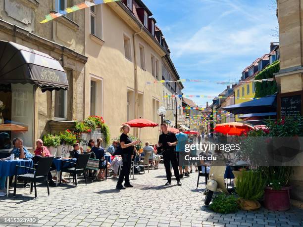 bayreuth typische straße und häuser - bayreuth stock-fotos und bilder