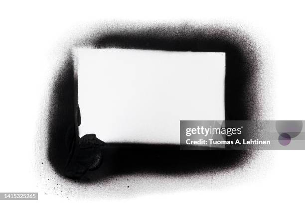 close-up of a white rectangle made with black spray paint and stencil. - spray-de-tinta imagens e fotografias de stock