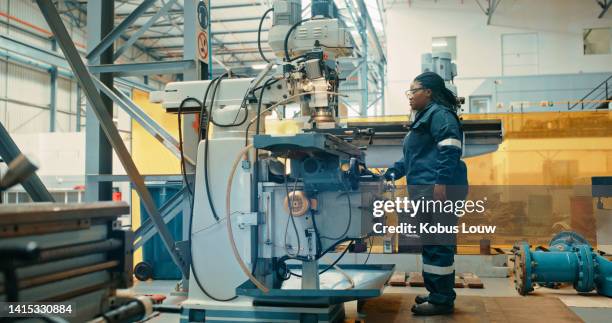 ingenieur, mechaniker oder techniker, der eine drehmaschine bedient, während er in einer fabrik, werkstatt oder einem lager arbeitet. mechanischer profi in der formgebung von holz, metall oder material in einer industrieanlage - cnc machine for wood stock-fotos und bilder