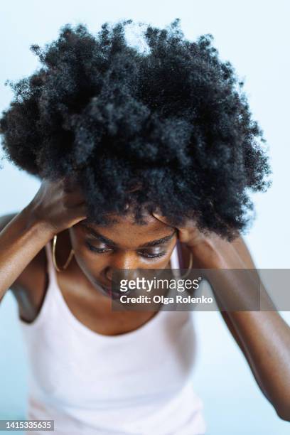 african-american woman pampering, caring of head skin and hair - cheveux secs photos et images de collection