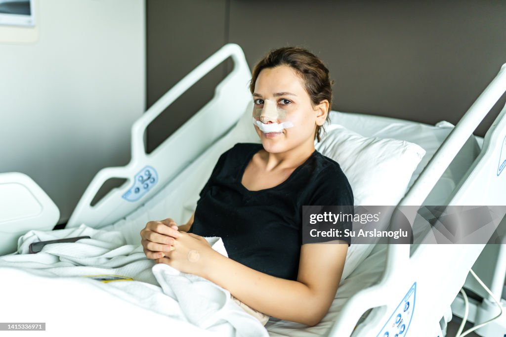 Retrato de una joven sometida a rinoplastia en la habitación del hospital