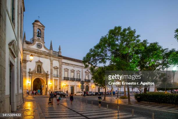 arco da vila, main gate to the old town on faro, portugal,  at dusk - arco 2019 stock-fotos und bilder