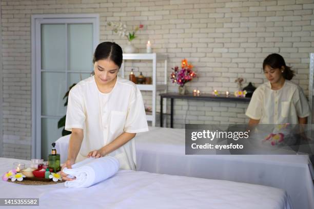 los empleados están trabajando en el spa y el hotel del resort. - massage room fotografías e imágenes de stock