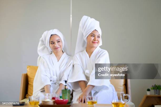 schöne frauen werden im spa- und resorthotel bedient. - thai massage stock-fotos und bilder