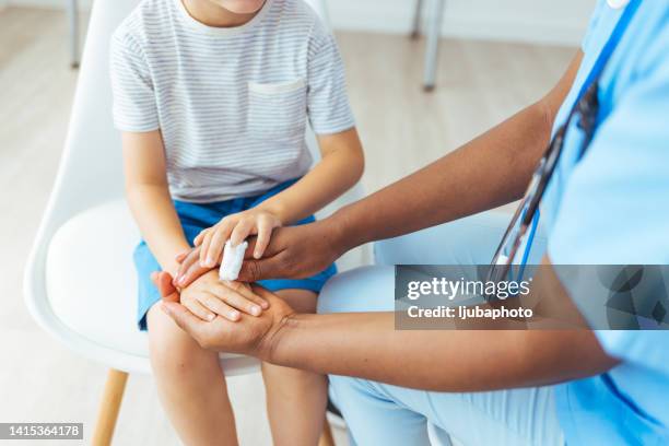 enfermera que cuida de un dedo del niño, herida tras quemadura. - burn injury fotografías e imágenes de stock