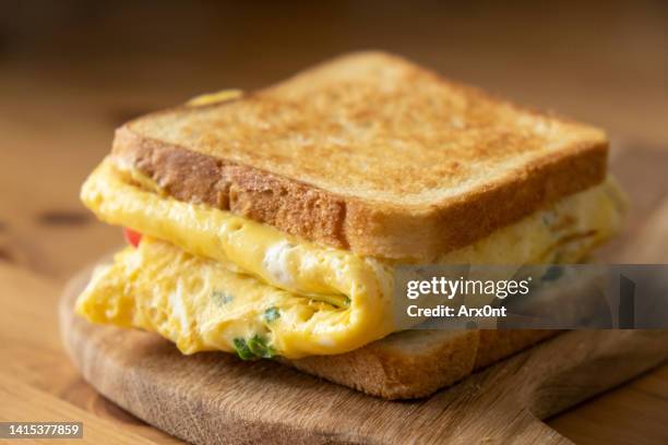 breakfast sandwich with omelet eggs - toasted sandwich stockfoto's en -beelden