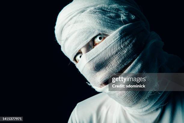 close up of mummy with mouth open - mummy stockfoto's en -beelden