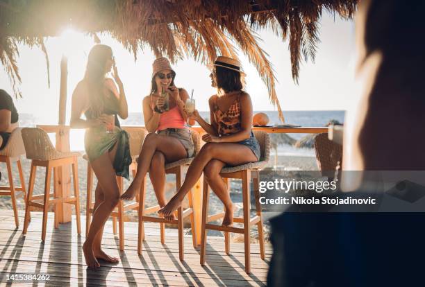 young women toasting with mojito - dj summer stockfoto's en -beelden