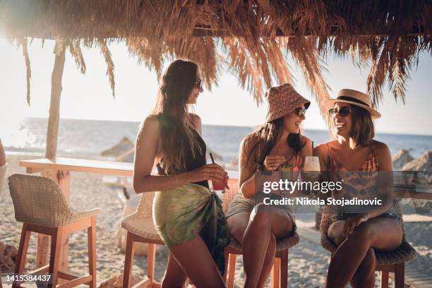 jeunes femmes trinquant avec du mojito - fête de plage photos et images de collection