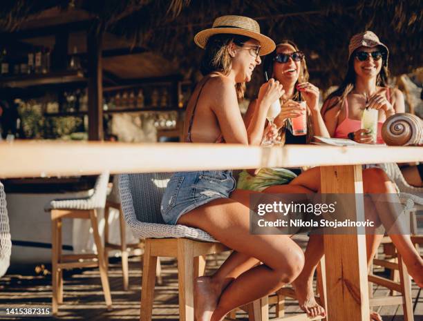 drinking summer cocktails on the beach - strandparty stock pictures, royalty-free photos & images