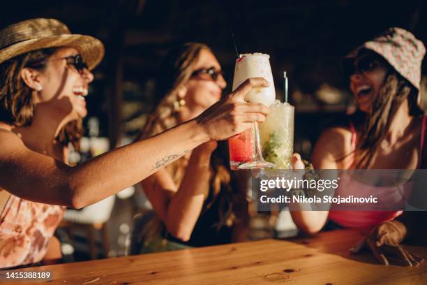 cocktail time - cafe at beach bildbanksfoton och bilder