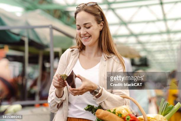 smart food shopping - paying with money stockfoto's en -beelden
