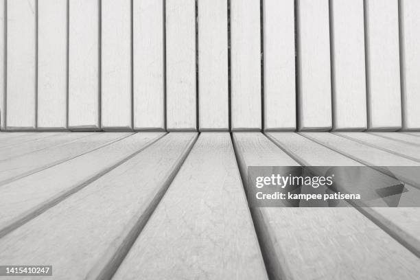 full frame shot of white painted wooden floor and wall - hintergrund holzwand weiß stock-fotos und bilder