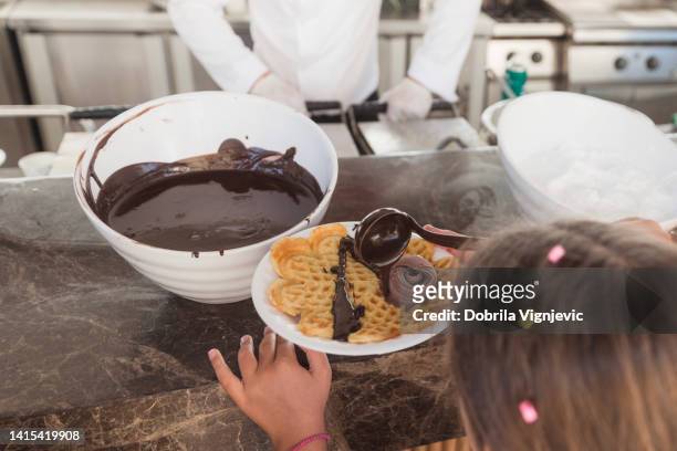 waffel mit schokoladensauce - waffle stock-fotos und bilder