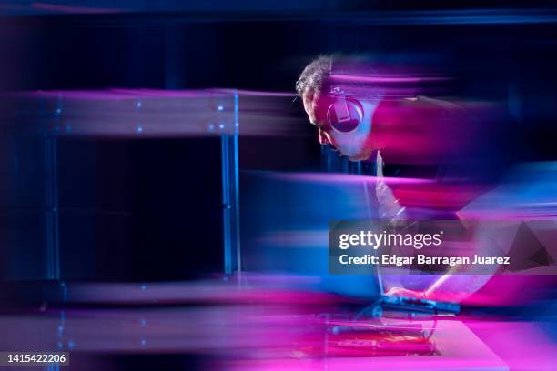 dj playing live with the lights washed out , at the bar, with copy space - dj club stock pictures, royalty-free photos & images