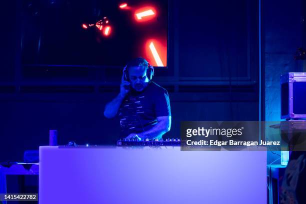 latin dj at his turntable playing live in a club - dj booth stockfoto's en -beelden