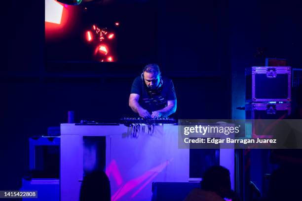 latino dj man playing live at a night venue - dj booth stockfoto's en -beelden