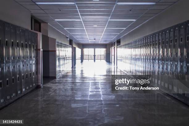 empty high school corridor with lockers lining the walls - school photos et images de collection