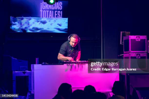 latin dj playing live with colored lights, in a bar - popular music concert stock-fotos und bilder