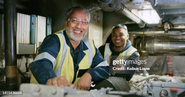 ingenieros mecánicos, mecánicos y colegas de taller que reparan, arreglan y verifican el mantenimiento en la industria naviera. retrato de un ingeniero civil maduro sonriente, feliz y motivado con pasante - civil engineering fotografías e imágenes de stock