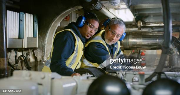 ingenieros masculinos serios y profesionales que trabajan juntos para reparar el equipo roto de la planta de fábrica. expertos de la industria de servicios de ingeniería mecánica arreglando, colaborando o inspeccionando una estructura. - industria pesada fotografías e imágenes de stock