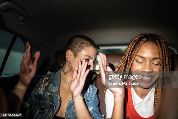 freunde singen im auto - auto singen stock-fotos und bilder