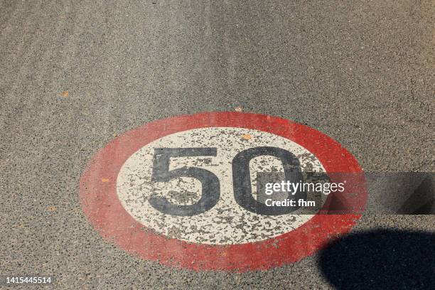 german traffic sign: speedlimit 50, painted on the street - nombre 50 photos et images de collection