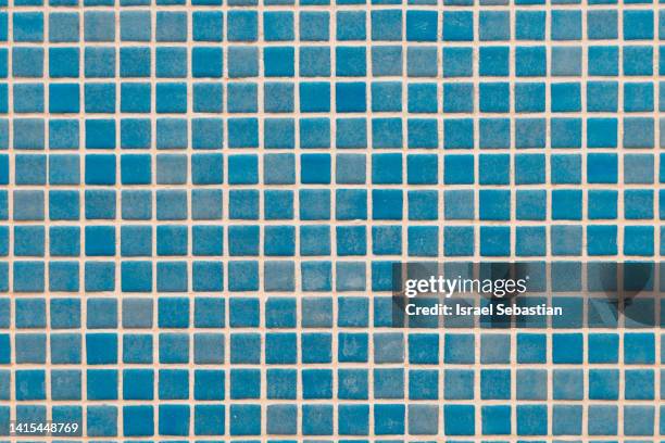 square tile background at the bottom of a swimming pool. - mosaik stock-fotos und bilder