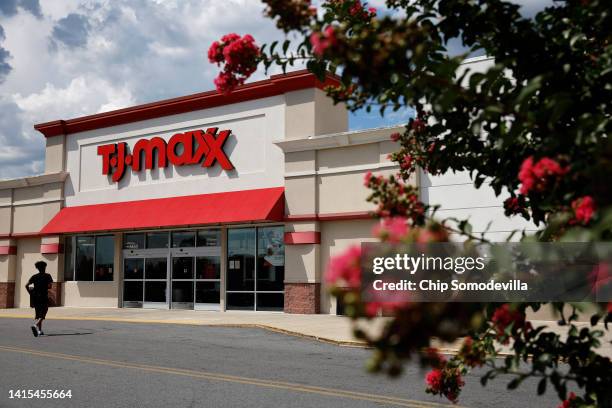 Miami, USA - November 30, 2019: The Sign For The T.J. MAXX Retail Store.  Stock Photo, Picture and Royalty Free Image. Image 138305428.