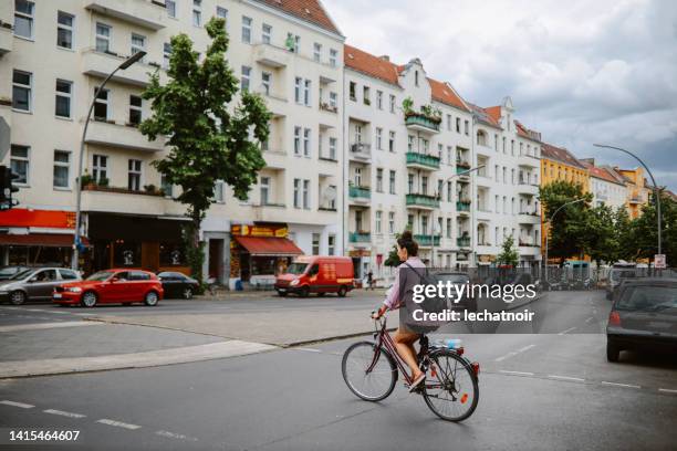 mit dem fahrrad durch berlin, deutschland - neukölln stock-fotos und bilder
