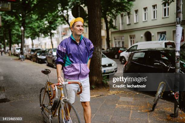 mann mittleren alters radelt durch berlin kreuzberg - berlin straße stock-fotos und bilder