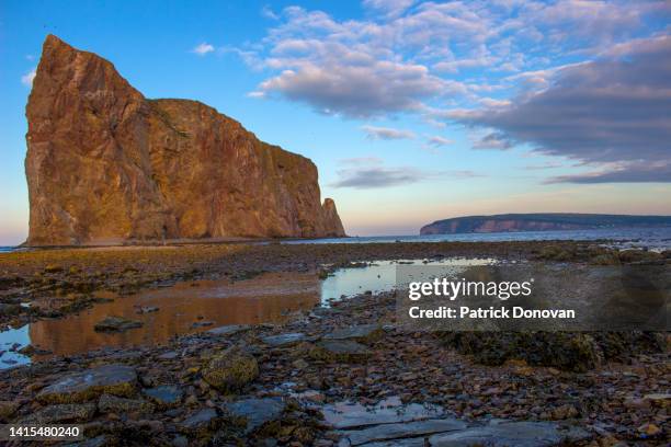 perce rock at low tide, quebec - perce rock stock pictures, royalty-free photos & images