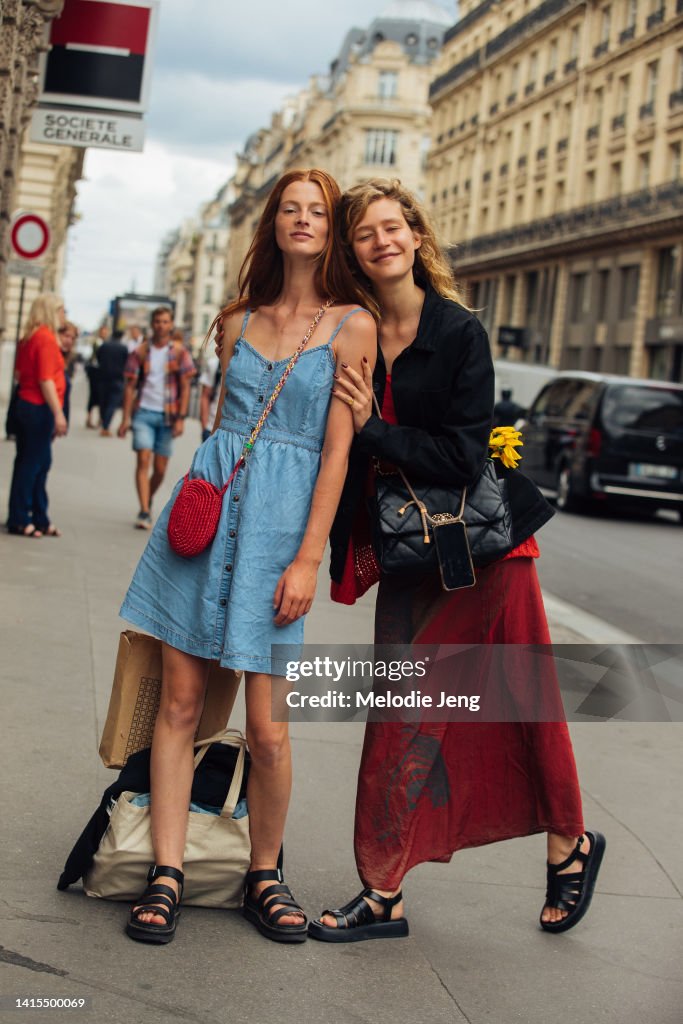 Street Style - Paris Fashion Week - Haute Couture Fall Winter 2022 2023 : Day Four