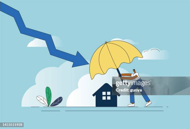ilustrações, clipart, desenhos animados e ícones de trabalhadores de colarinho branco usam guarda-chuvas para proteger suas casas da recessão. - abaixar