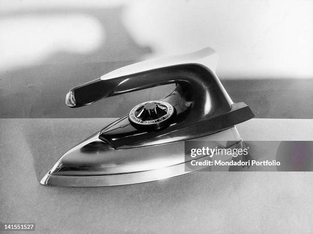 An electric iron with a thermostat for the regulation of the heat and a warning light on the handle. 1960s