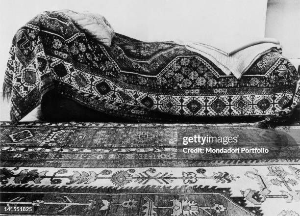 The couch on which the founder of psychoanalysis Sigmund Freud had his patients lay down during the analysis sessions. Vienna, 1930s