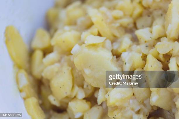 close-up of a bowl of potato salad. - potato salad stock-fotos und bilder